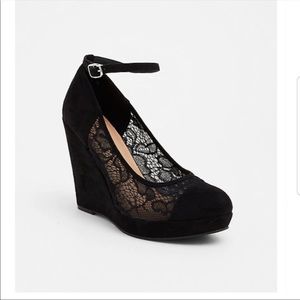 Black lace wedges